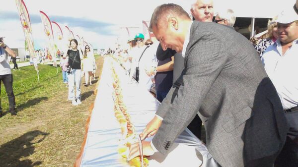 Бутерброд длиной более 47 метров приготовили в Ленинградской области