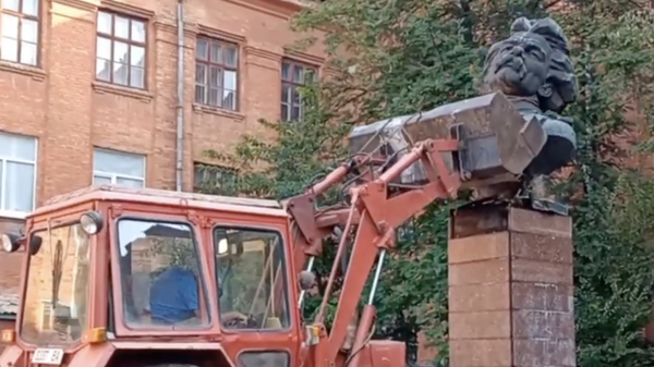 Скриншот видео демонтажа бюста Максима Горького в городе Александрия