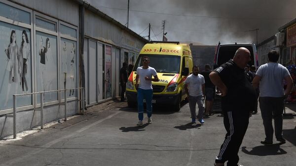Автомобиль скорой помощи на месте взрыва у торгового центра Сурмалу в Ереване