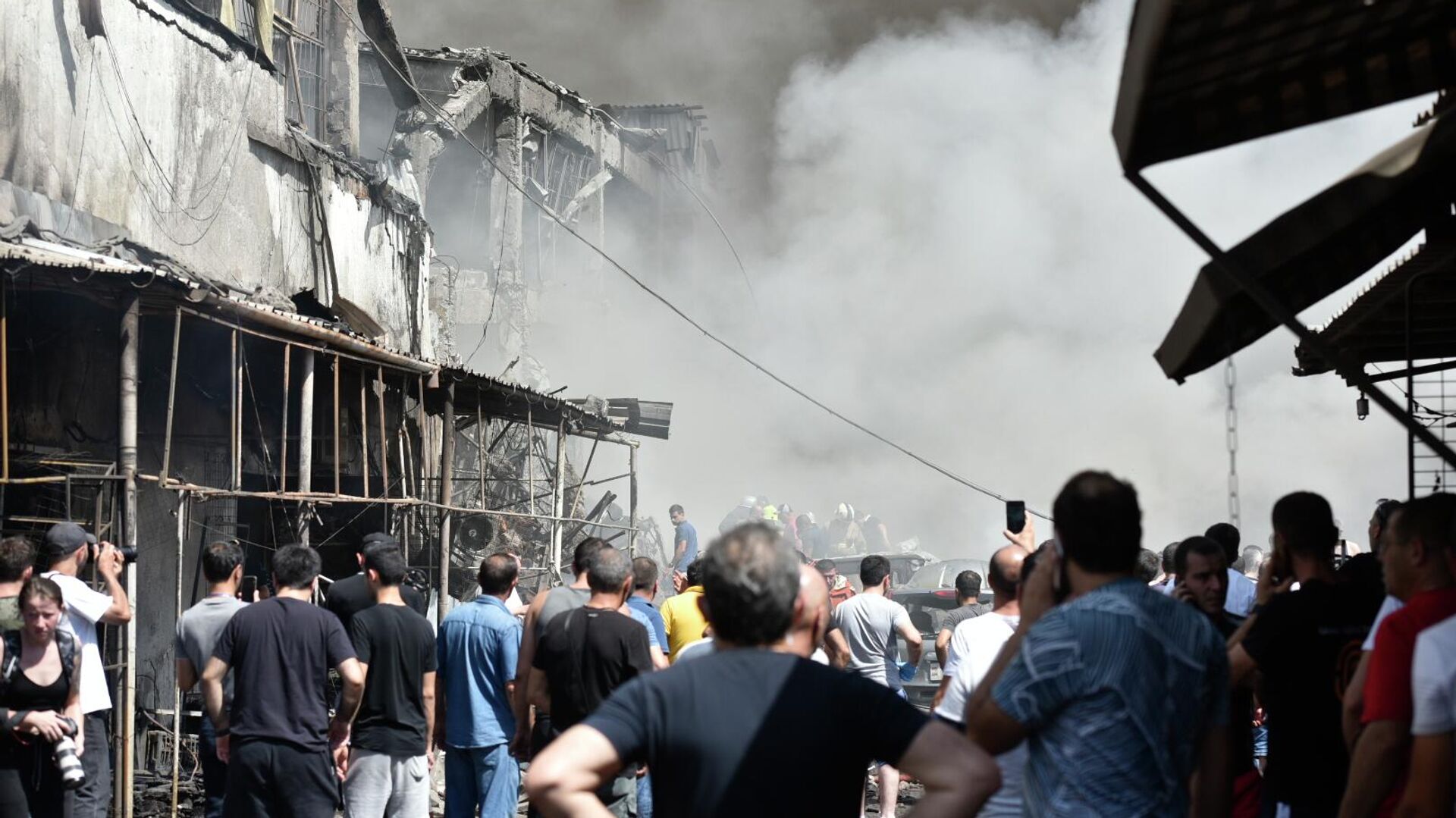Местные жители на месте взрыва у торгового центра Сурмалу в Ереване - РИА Новости, 1920, 15.08.2022