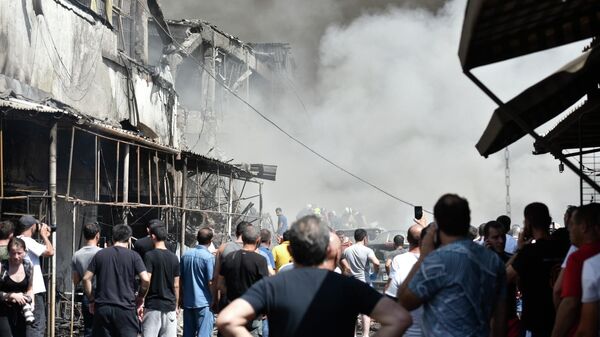 Местные жители на месте взрыва у торгового центра Сурмалу в Ереване