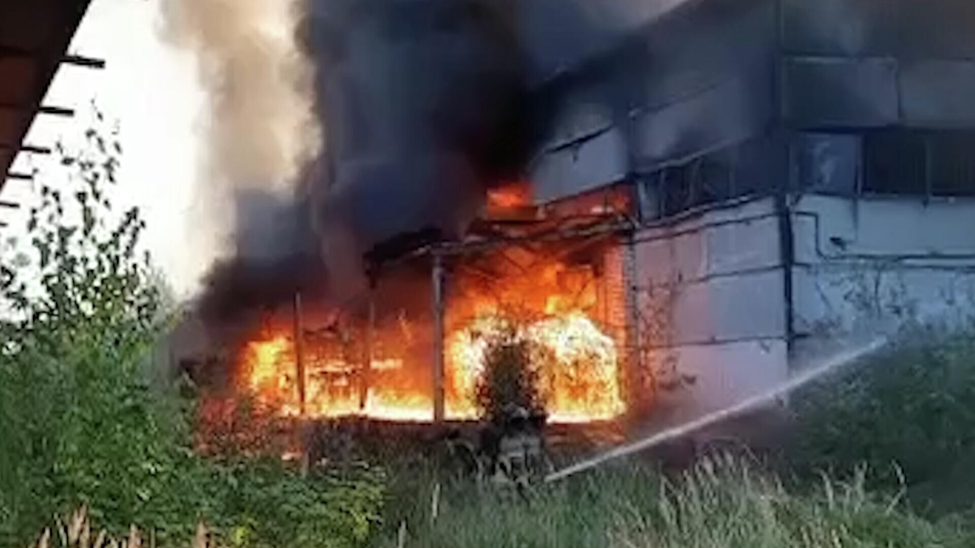 Пожар на складе с растительным маслом в Казани. Видео МЧС по Татарстану - РИА Новости, 1920, 14.08.2022