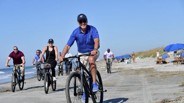 Президент США Джо Байден во время велосипедной прогулки на острове Киава, Южная Каролина