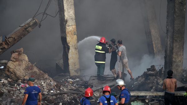 Местные жители, пожарные и сотрудники МЧС на месте разбора завалов у торгового центра Сурмалу в Ереване