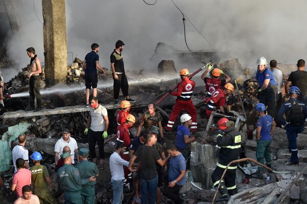 Местные жители, пожарные и сотрудники МЧС продолжают разбор завалов на месте взрыва у торгового центра Сурмалу в Ереване