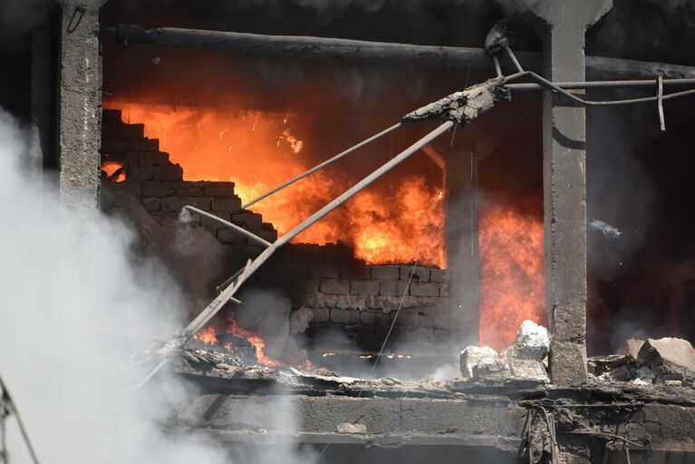 Пожар на месте разрушенного взрывом торгового центра Сурмалу в Ереване