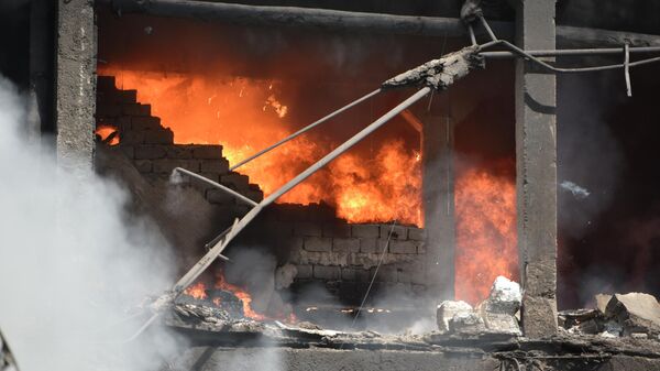 Пожар на месте разрушенного взрывом торгового центра Сурмалу в Ереване