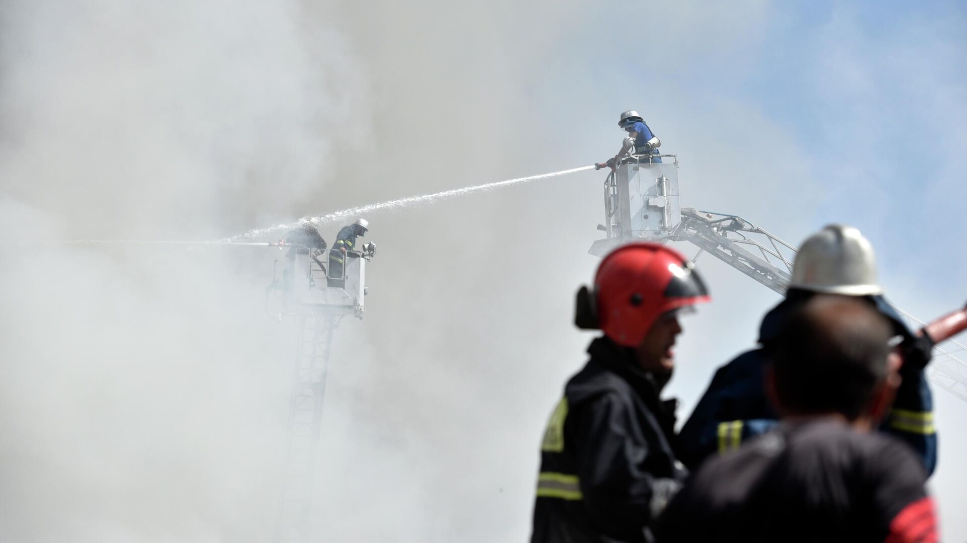 Тушение пожара на месте разрушенного взрывом торгового центра Сурмалу в Ереване - РИА Новости, 1920, 16.08.2022