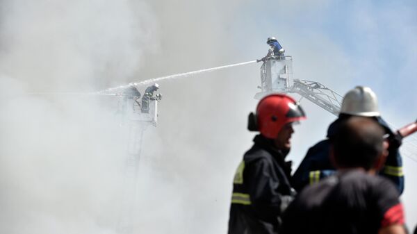 Тушение пожара на месте разрушенного взрывом торгового центра Сурмалу в Ереване