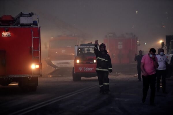 Местные жители, пожарные и сотрудники МЧС продолжают ночную работу по разбору завалов на месте взрыва у торгового центра Сурмалу в Ереване