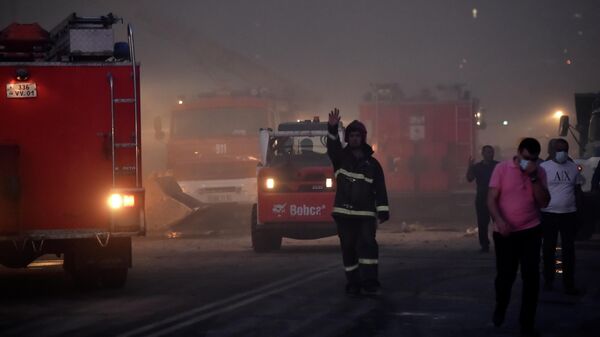Местные жители, пожарные и сотрудники МЧС продолжают ночную работу по разбору завалов на месте взрыва у торгового центра Сурмалу в Ереване