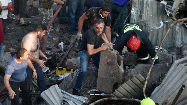 Разбор завалов на месте взрыва у торгового центра Сурмалу в Ереване