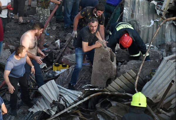 Местные жители продолжают разбор завалов на месте взрыва у торгового центра Сурмалу в Ереване
