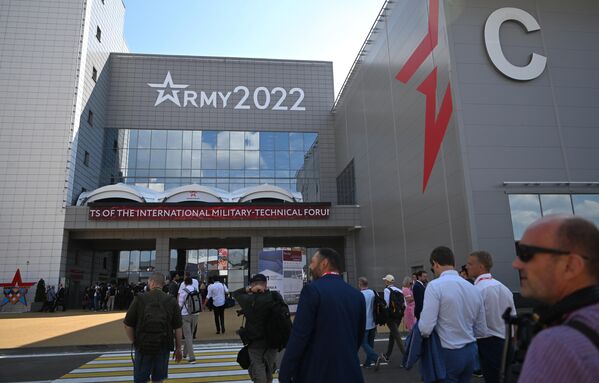 Люди у Конгрессно-выставочного центра Патриот перед открытием Международного военно-технического форума Армия-2022 и армейских международных игр АрМИ-2022