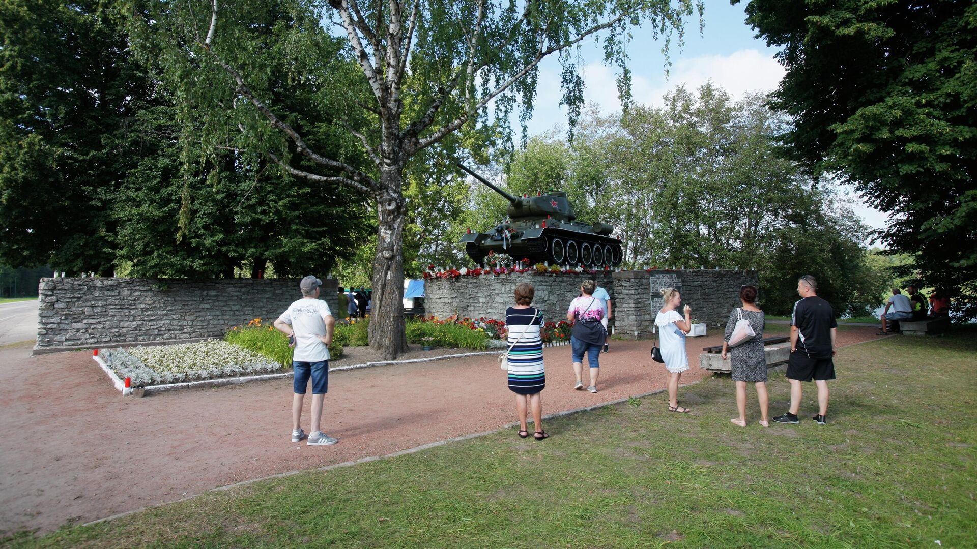 Люди возле памятника танку Т-34 в городе Нарва - РИА Новости, 1920, 27.08.2022