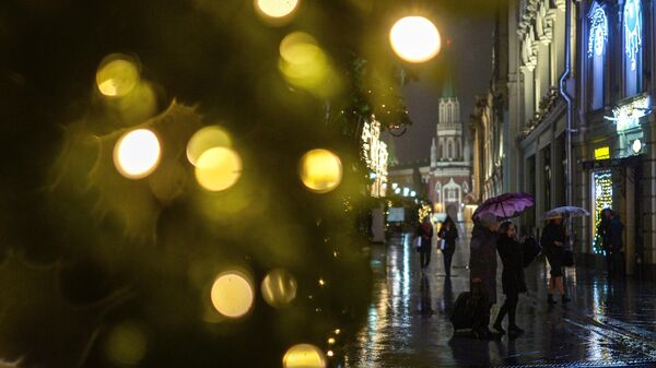 Прохожие во время дождя на Никольской улице в Москве