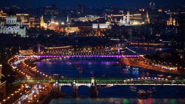 Вид на Пушкинский (на первом плане) и Крымский мосты в Москве