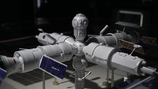 Макет новой российской орбитальной станции на стенде госкорпорации Роскосмос на выставке в рамках Международного военно-технического форума Армия-2022