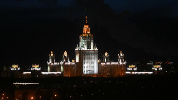 Здание Московского государственного университета имени М. В. Ломоносова на Воробьевых горах с включенной подсветкой