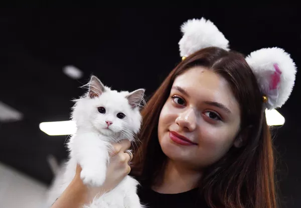 Девушка с кошкой на выставке кошек Баст-Москва в выставочном центре Сокольники