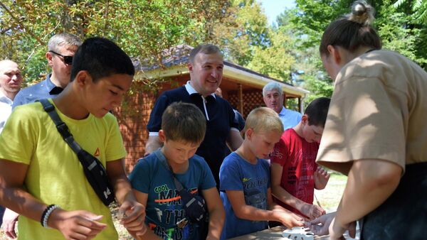 Глава Адыгеи Мурат Кумпилов во время посещения детского оздоровительного лагеря