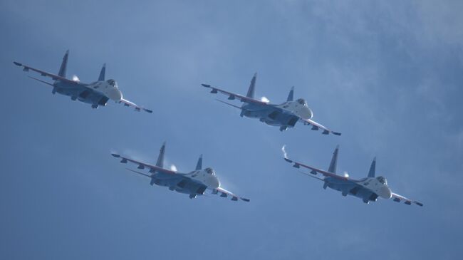 Участники авиационной группы высшего пилотажа Русские Витязи (Су-35С) во время летной программы