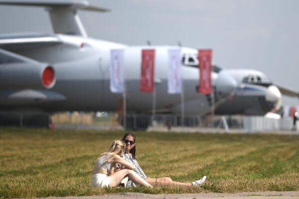 Девушки сидят на летном поле во время открытия международного военно-технического форума Армия-2022 в Кубинке