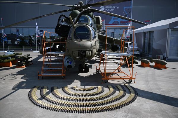 Вертолет Ми-35П на выставке в рамках Международного военно-технического форума Армия-2022 в Конгрессно-выставочном центре Патриот