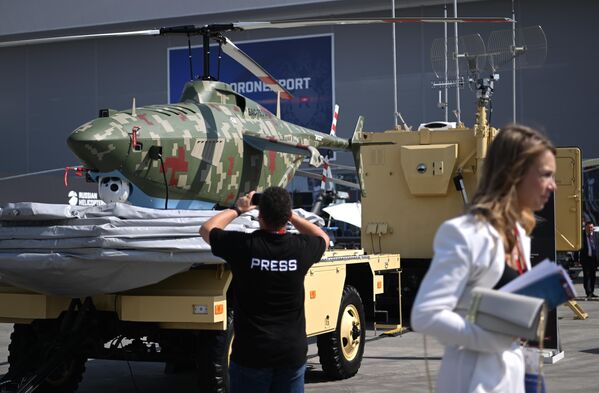 Представитель СМИ фотографирует беспилотник БАС-750 на выставке в рамках Международного военно-технического форума Армия-2022 в Конгрессно-выставочном центре Патриот