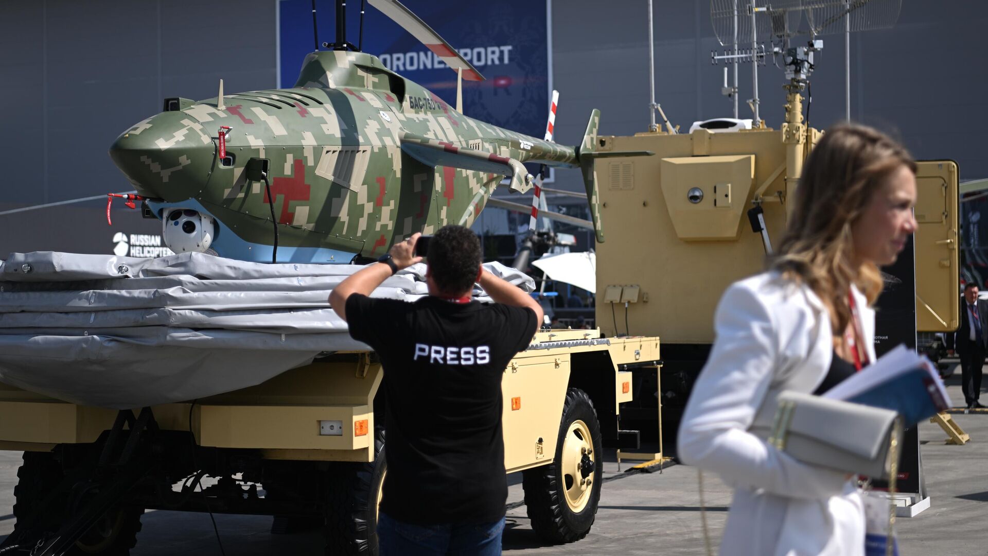 Представитель СМИ фотографирует беспилотник БАС-750 на выставке в центре Патриот - РИА Новости, 1920, 10.05.2023