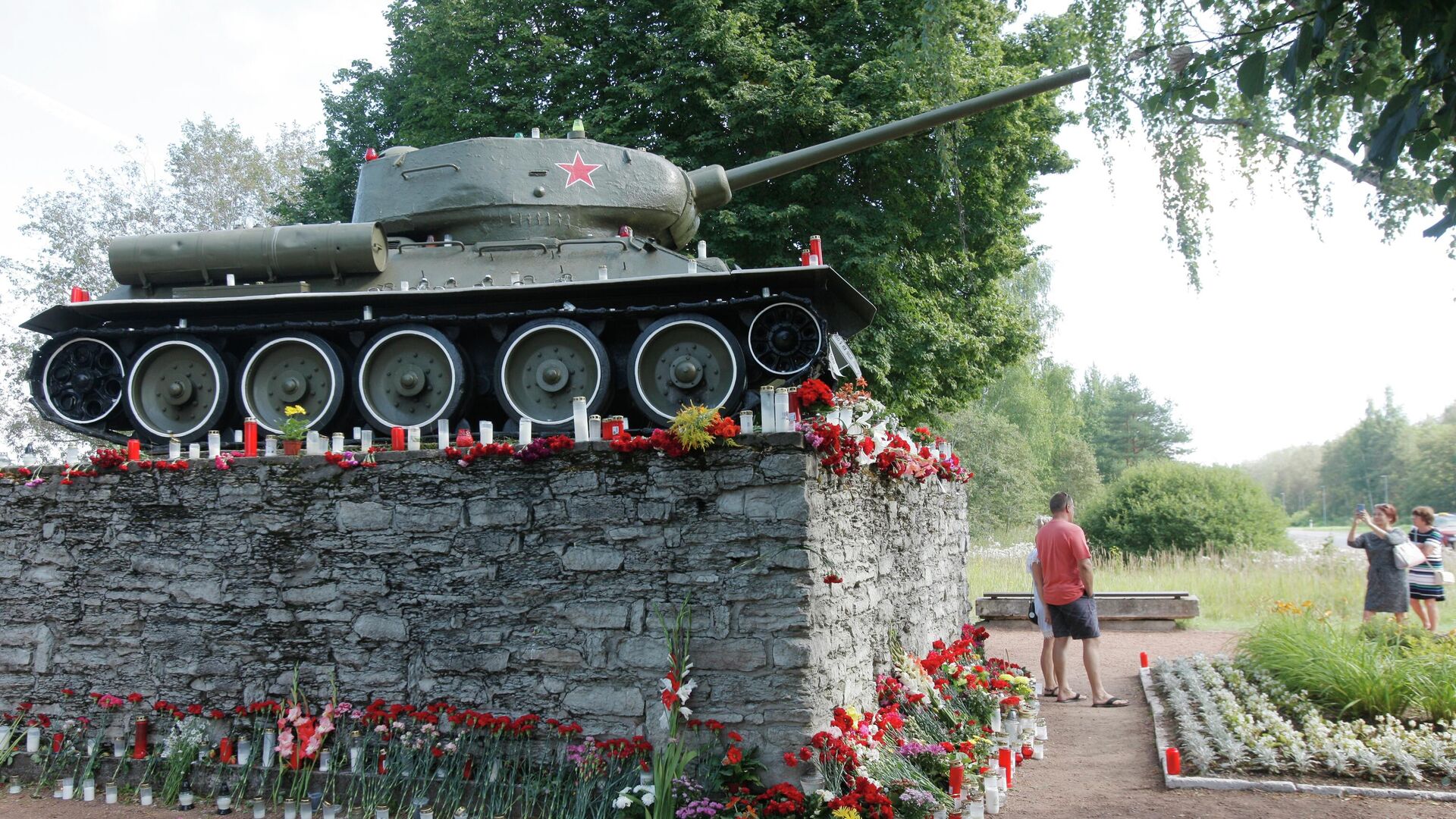 Люди фотографируются на фоне памятника танку Т-34 в городе Нарва - РИА Новости, 1920, 16.08.2022