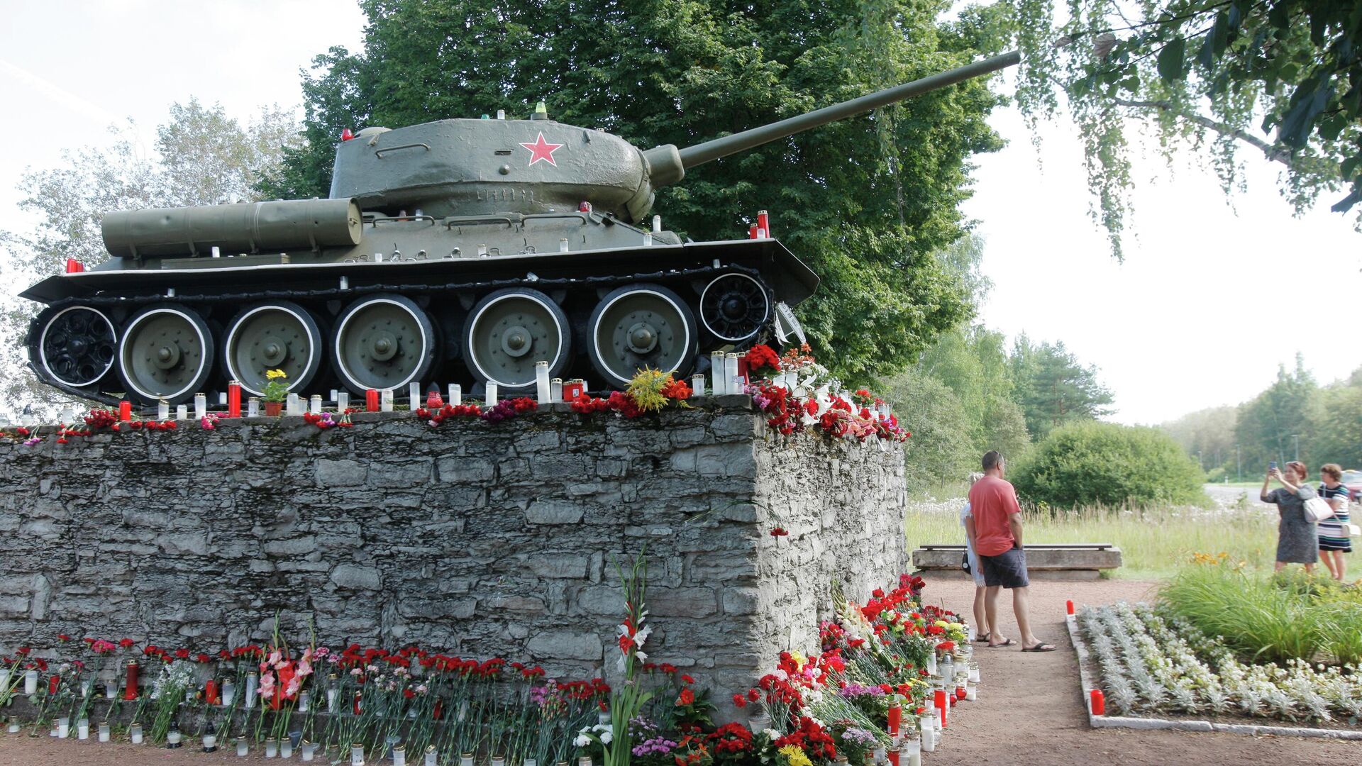 Люди фотографируются на фоне памятника танку Т-34 в городе Нарва - РИА Новости, 1920, 10.11.2022