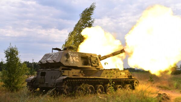 Самоходная артиллерийская установка 2С3 Акация во время работы по позициям ВСУ в ходе спецоперации на Украине