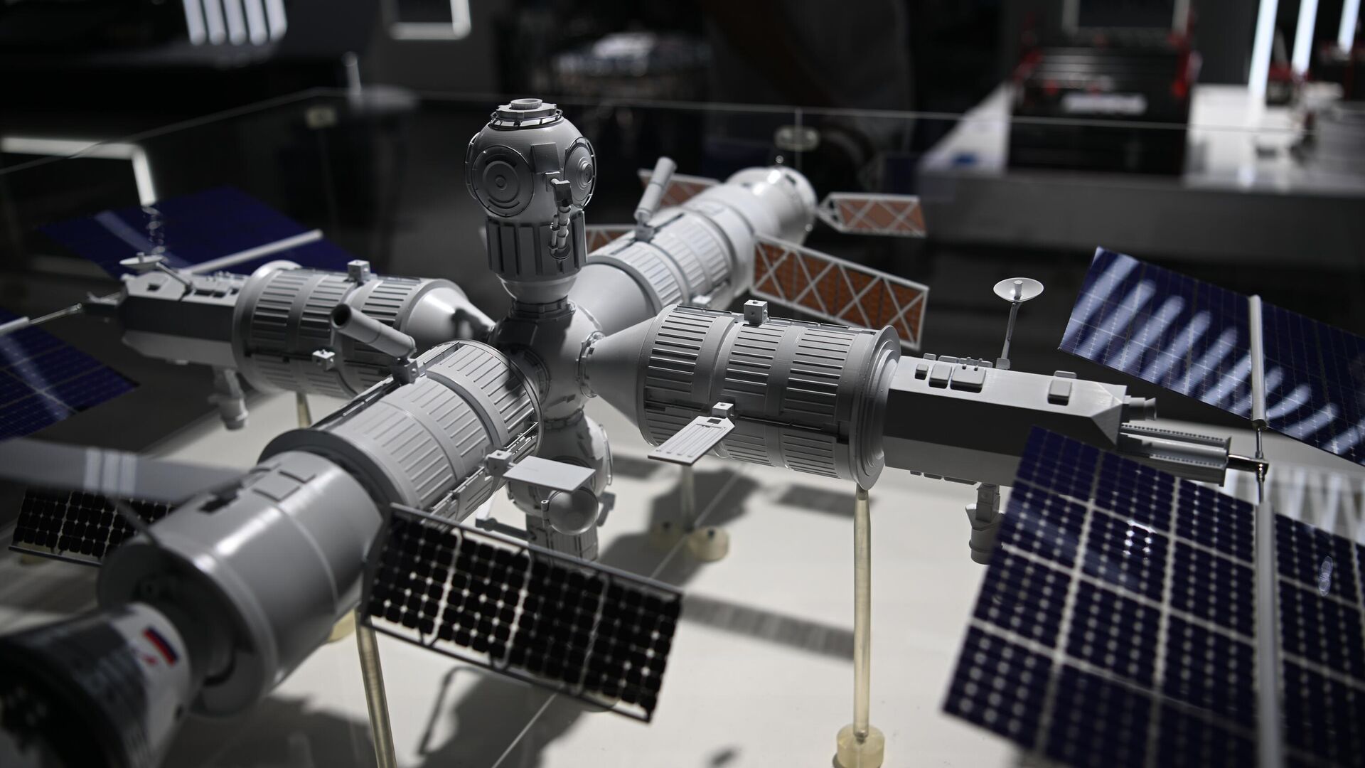 Макет новой российской орбитальной станции на стенде госкорпорации Роскосмос - РИА Новости, 1920, 05.12.2025