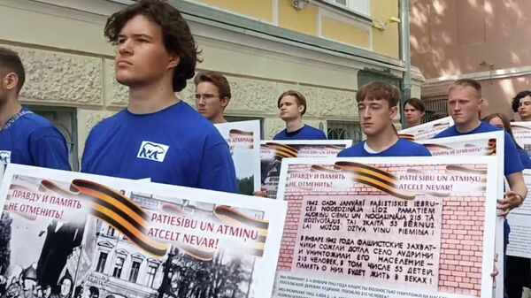 Акция против уничтожения памятника освободителям Риги у посольства Латвии в Москве