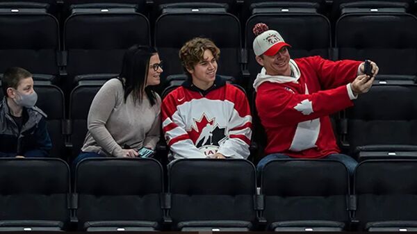 Болельщики Канады на хоккейной трибуне