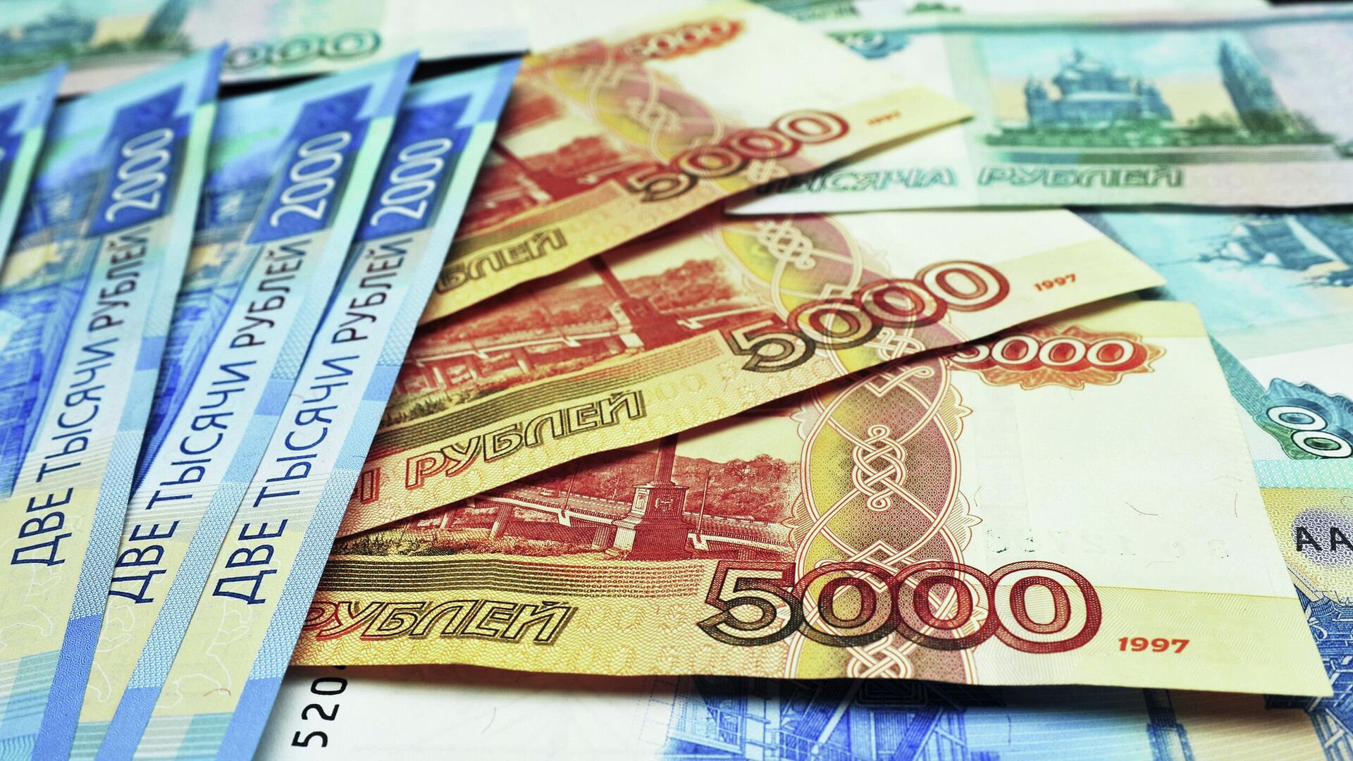 Банкноты номиналом 1000, 2000 и 5000 рублей  - РИА Новости, 1920, 18.04.2023