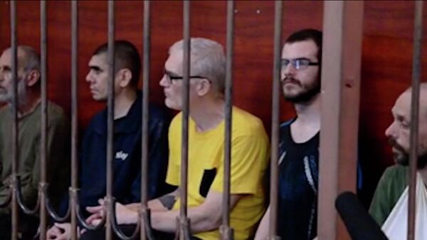 Пятерым иностранным наемникам огласили обвинение за участие в военных действиях в Донбассе. Кадры из здания суда