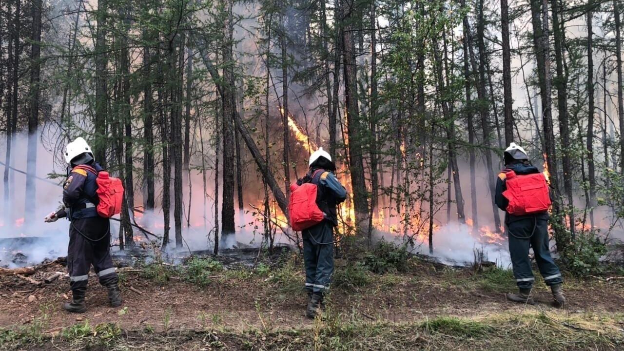 Более тысячи человек объединились для борьбы с лесными пожарами в Якутии