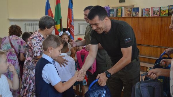 Вручение портфелей с канцелярией школьникам из Амвросиевского района ДНР