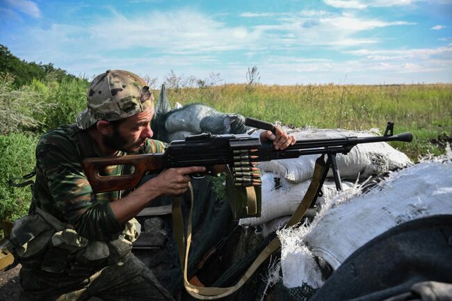 Военнослужащий подразделения интернациональной бригады Пятнашка под Авдеевкой в Донецкой народной республике Военнослужащий подразделения интернациональной бригады Пятнашка под Авдеевкой в Донецкой народной республике