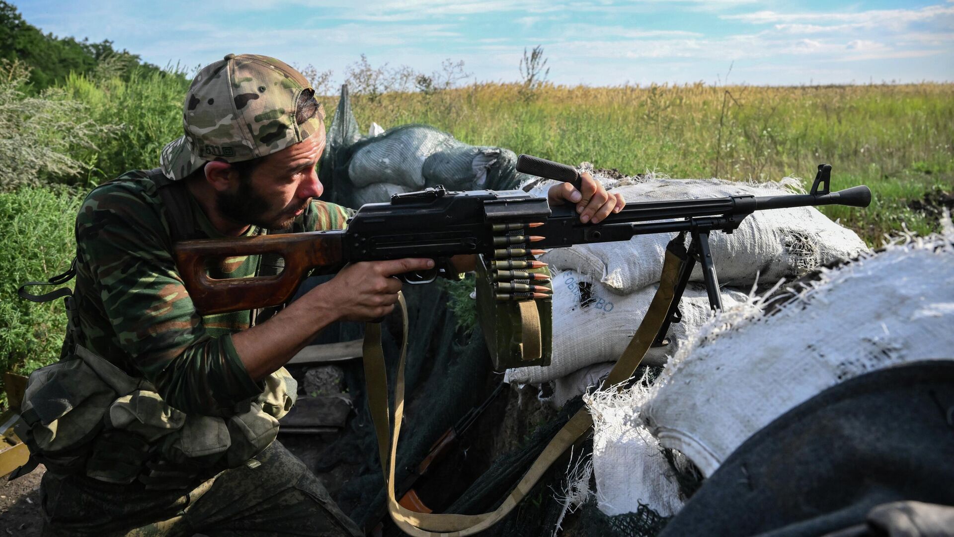 Военнослужащий подразделения интернациональной бригады Пятнашка под Авдеевкой в Донецкой народной республике - РИА Новости, 1920, 18.08.2022