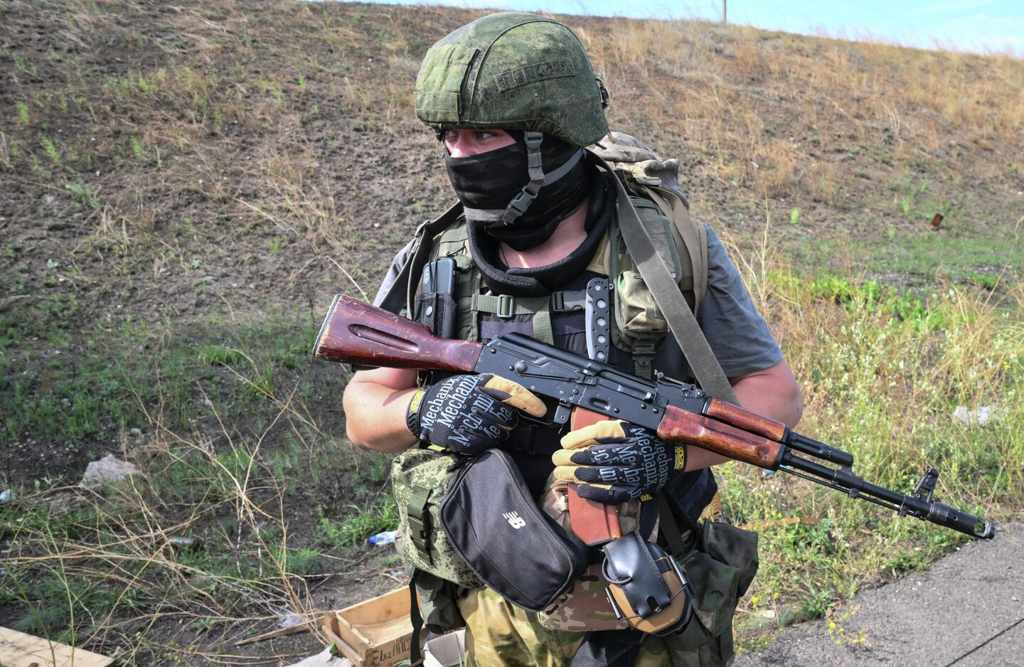 Военнослужащий подразделения интернациональной бригады Пятнашка под Авдеевкой в Донецкой народной республике Военнослужащий подразделения интернациональной бригады Пятнашка под Авдеевкой в Донецкой народной республике