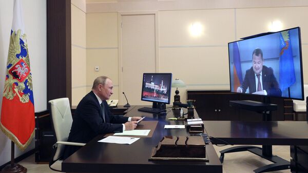 Президент РФ Владимир Путин во время встречи в режиме видеоконференции с временно исполняющим обязанности главы администрации Тамбовской области Максимом Егоровым