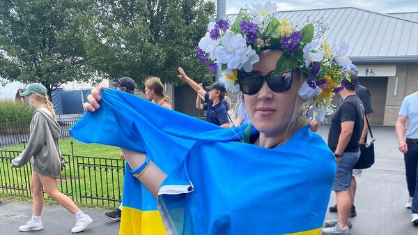 Болельщица с украинским флагом