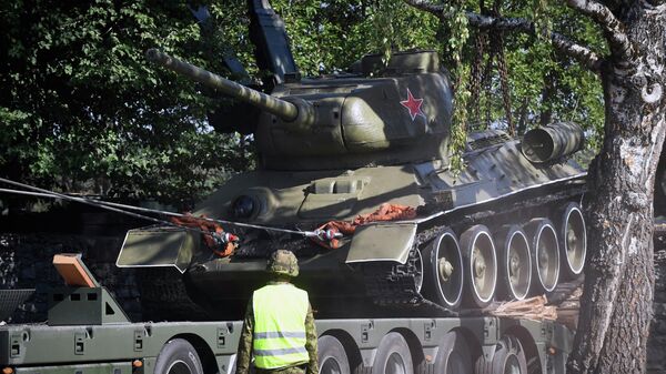 Демонтаж памятника-танка Т-34 в Нарве