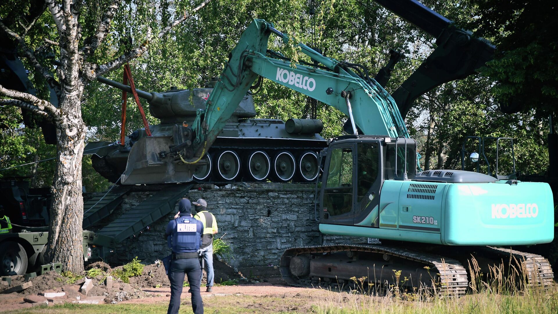 Демонтаж танка Т-34 в Нарве - РИА Новости, 1920, 16.08.2022