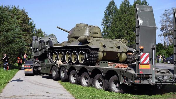 Демонтаж танка Т-34 в Нарве
