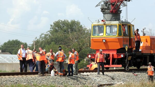 Ремонтная бригада восстанавливает железнодорожные пути возле села Азовское, поврежденные в результате детонации боеприпасов в селе Майское 