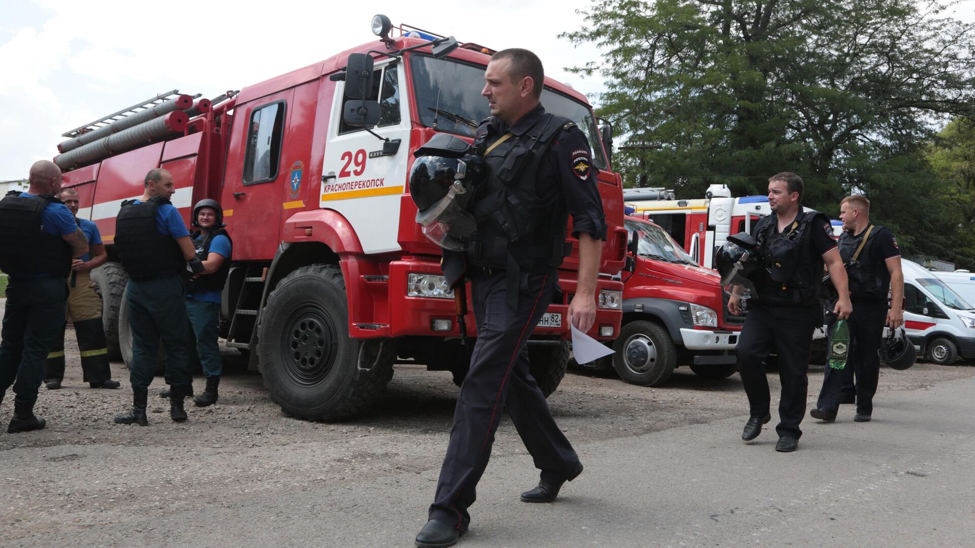 Сотрудники МЧС РФ и МВД РФ  в селе Майское, где на военном складе произошла детонации боеприпасов - РИА Новости, 1920, 16.08.2022